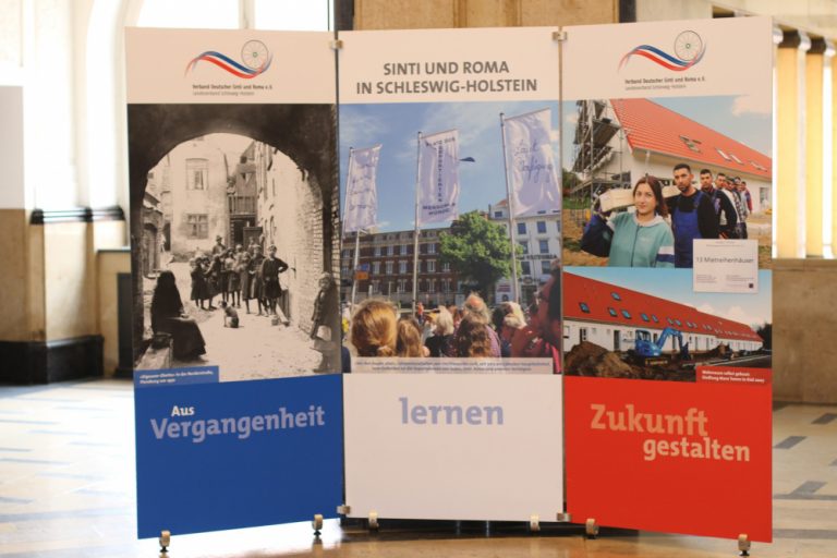 Ausstellung des Verbands Deutscher Sinti und Roma im Rathaus