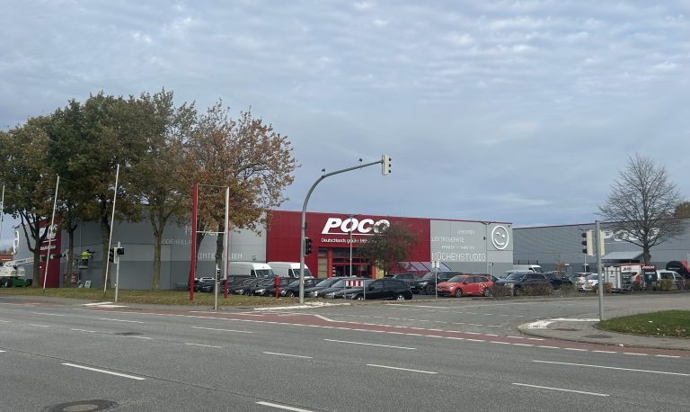 Neumünster: Neuer Standort, neues Konzept: POCO rollt Kunden den roten Teppich aus