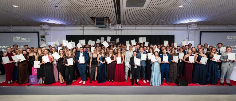 Großer Abschied in den Holstenhallen:  133 DHSH-Studierende feiern Bachelorabschluss